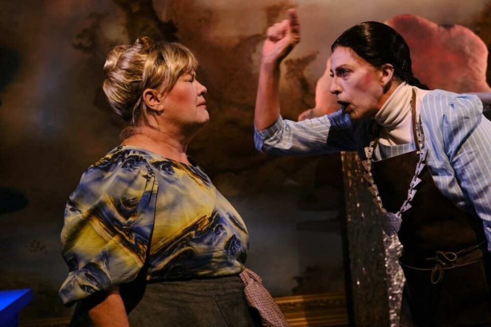 Monica Hjelle og Helén Vikstvedt i «Den politiske kandestøper», regi: Espen Dahl Hjort. Teater Ibsen 2024. Foto: Storm Ravn