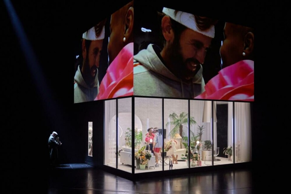 Brack (Kyrre Hellum) och Hedda (Jae Nyamburah) på boards og inni bungalowen. Foto: Pernille Sandberg