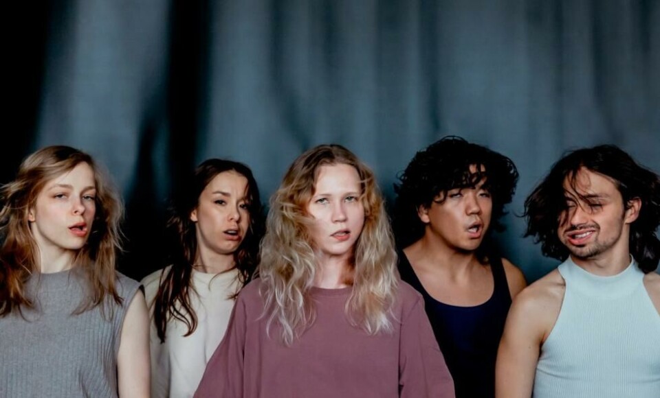 «Eavesdropper», koreografi: Tormod Tora Skår Midtbø. Black Box Teater 2024. Foto: Tale Hendnes