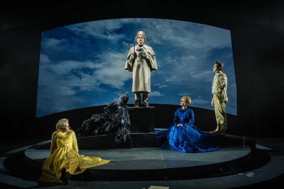 Espen Hana som Alexander Kielland-statue, Marianne Holter som Beate og Malene Wadel som Lisa i «Alexander», regi: Morten Joachim. Rogaland Teater og Haugesund Teater 2024. Foto: Grethe Nygaard