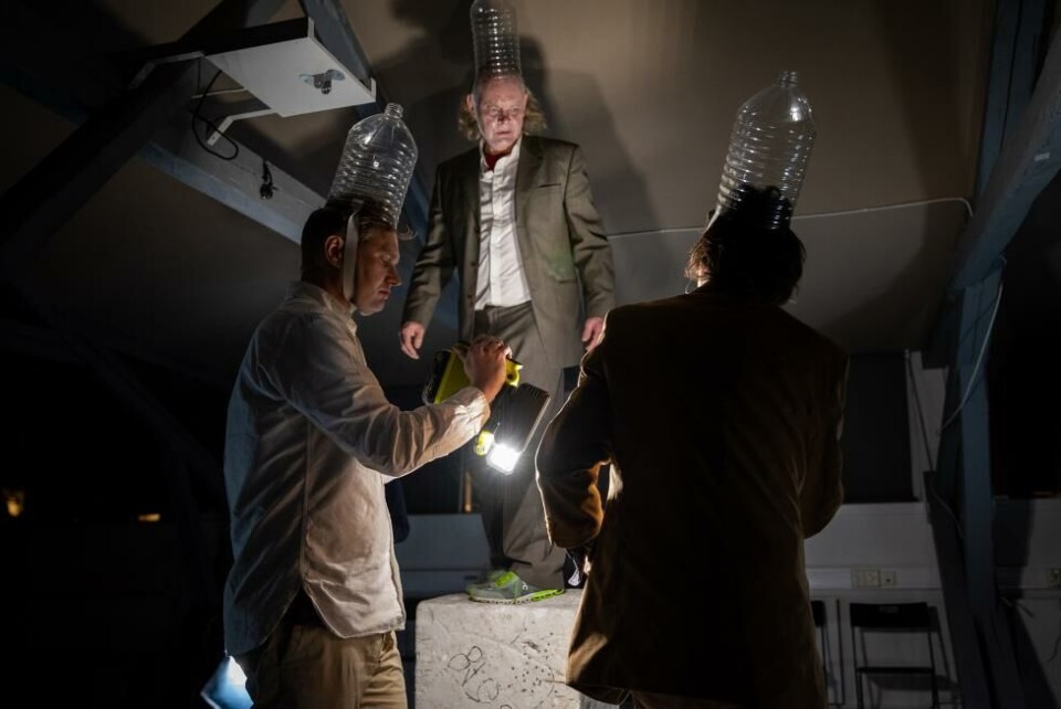 Martin Svedman, Per Bogstad Gulliksen, Bertil Greging i «Når jeg drikker», Trøndelag Teater 2024. Foto: Thomas Tveter.
