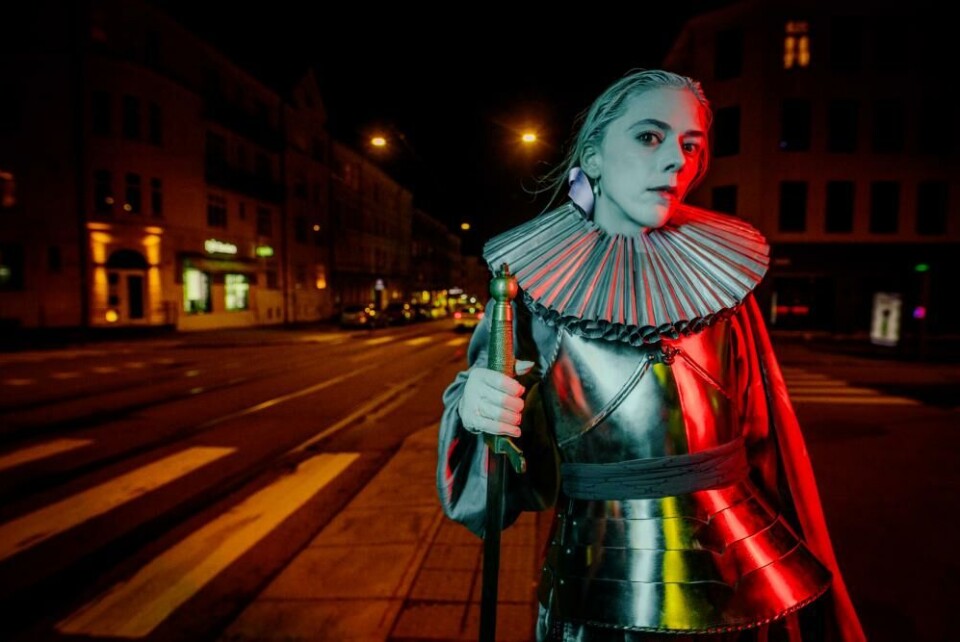 Helene Naustdal Bergsholm som Dronning Kristina. Promobilde til «Dissekering av snøfall», regi: Camilla Kold Andersen. Nationaltheatret, Oslo 2024. Foto: Erika Hebbert.