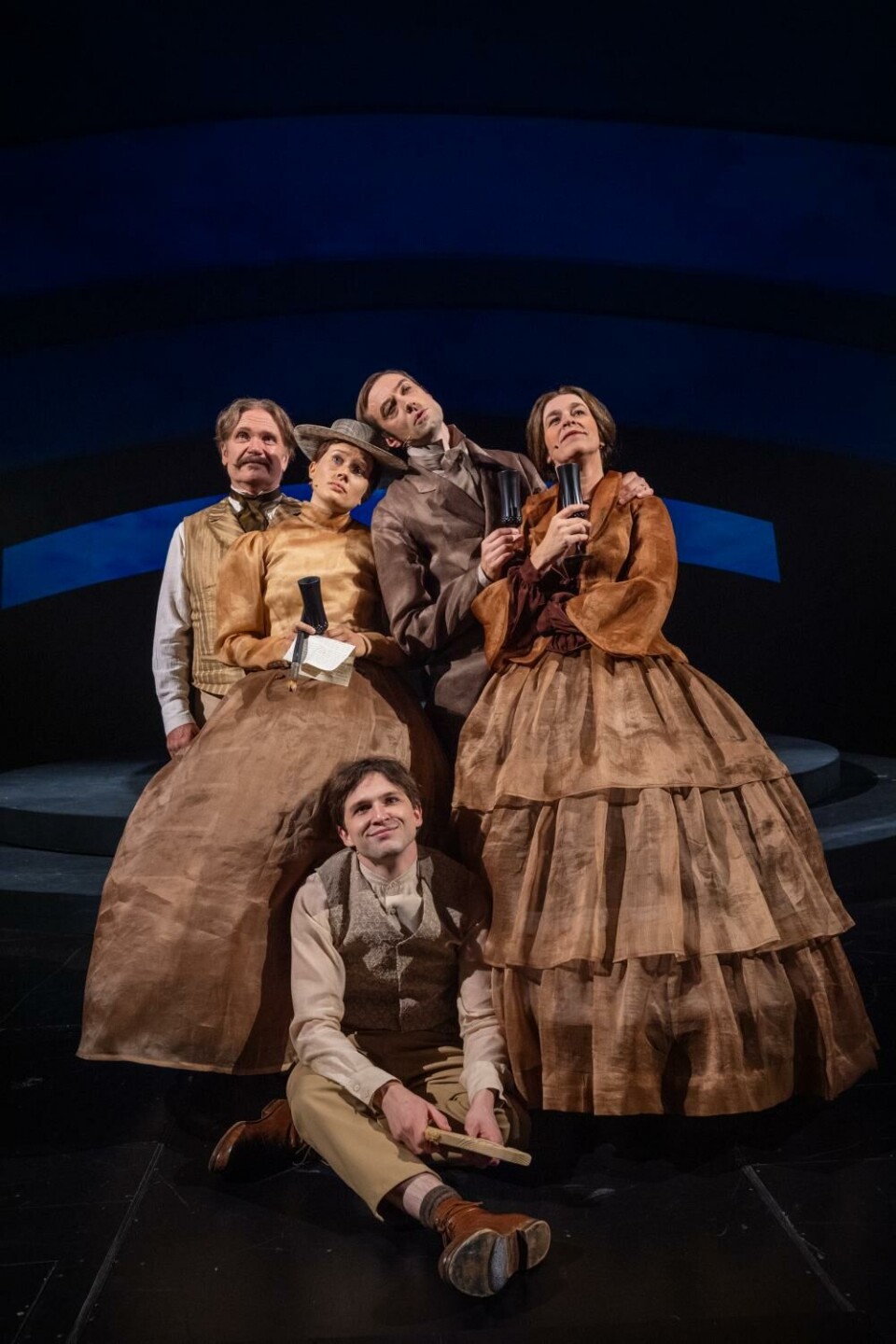 Espen Hana som Alexander Kielland, Malene Wadel som Kitty Kielland, Matias Kuoppala som Alexanders far, Marianne Holter som Alexanders mor og Amund Harboe som Tycho. Foto: Grethe Nygaard