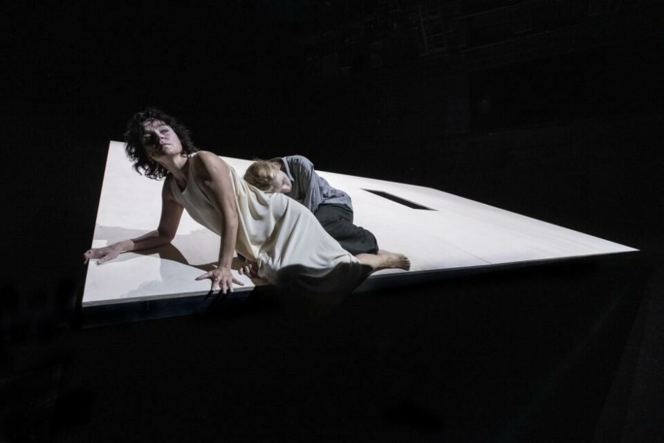 Gjertrud Jynge og Gina Bernhoft Gørvell, i «Jente, 1983», regi: Luk Perceval. Det Norske Teatret 2024. Foto: Erik Berg