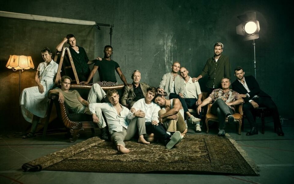 Poster fra Det kgl. teaters oppsetning av Matthew Lopez' «Arven», 2023 på Det klg. Teater i København. Foto: Palle Steen Christensen/ Det kgl. teater