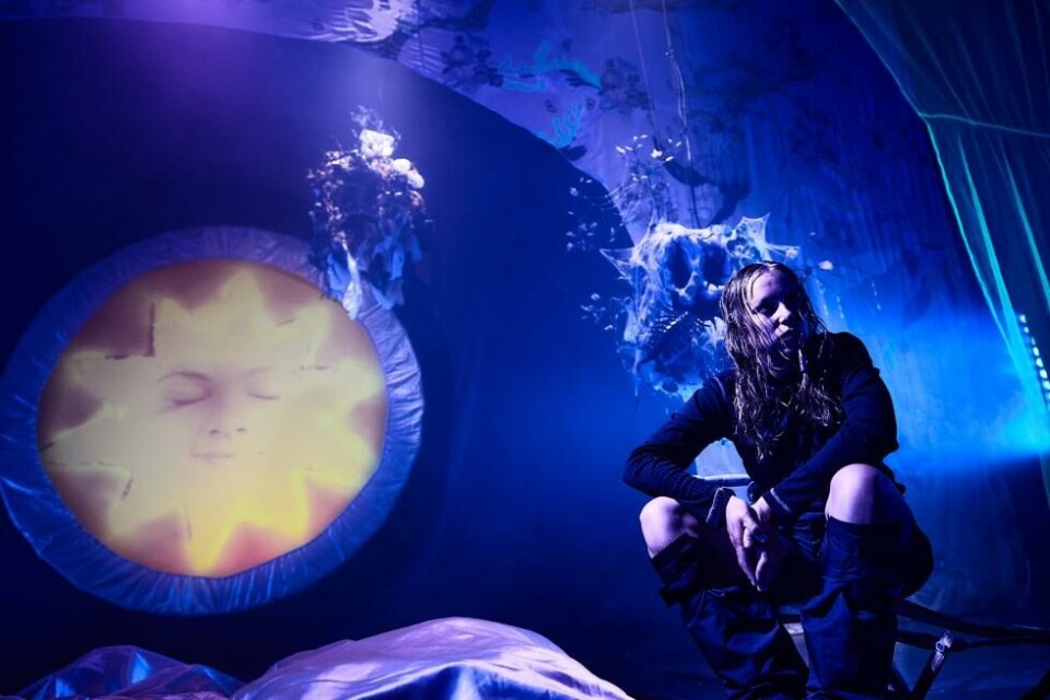 Anna Ladegaard i «Seasons» av Olof Runsten. Black Box Teater 2024. Foto: Daniel Phersons