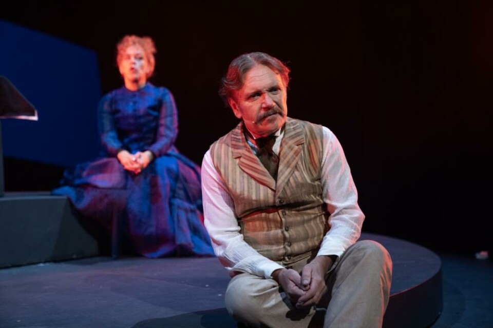 Espen Hana som Alexander Kielland og Marianne Holter som Beate.. Foto: Grethe Nygaard