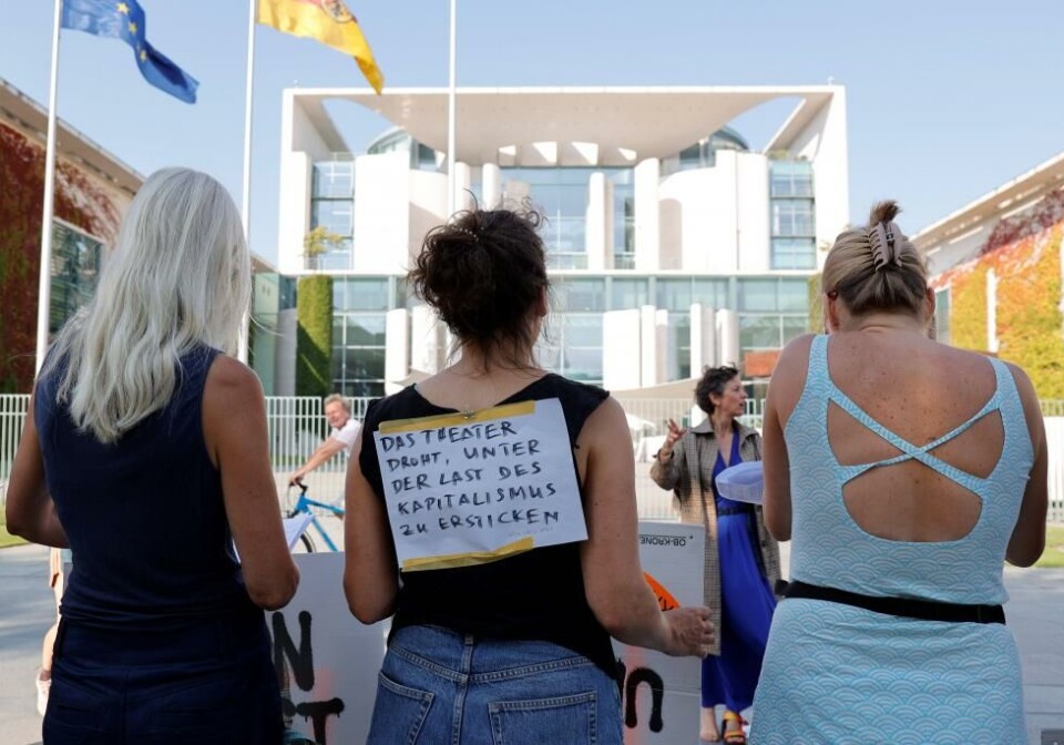 Demonstrasjon mot nedskjæringene til fri, eller ikke-insitusjonell kultur og scenekunst foran Kanzleramt i Berlin, september 2024. Foto IMAGO/ M. Popow/ NTB