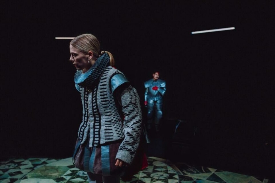Helene Naustdal Bergsholm som Dronning Kristina og Heidi Goldmann som den avdøde kongen, i «Dissekering av et snøfall». Regi: Camilla Kold Andersen. Nationaltheatret/ Torshov 2024. Foto: Erika Hebbert