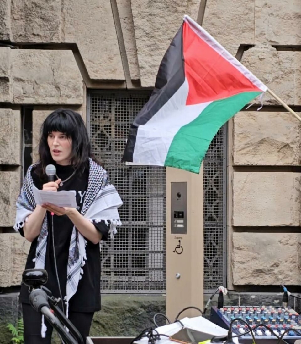 Tiltalte, fotograf Daria Modin under demonstrasjonen foran tingretten i Berlin, 22. august. Foto: Vibeke Harper