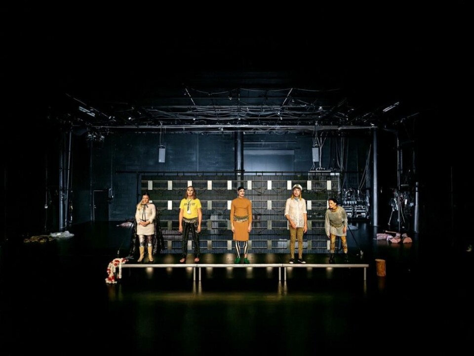 Solveig Laland Mohn, Håkon Vassvik, Espen Klouman Høiner, Anders Mossling og Laila Hyttinen i «Solaris». Black Box Teater 2024. Foto: Vegard Kleven