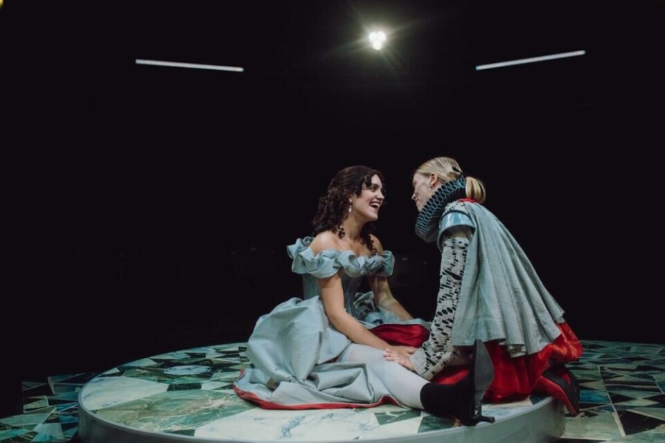 Maria Kristine Hildonen (Belle) og Helene Naustdal Bergsholm (Kristina). Foto: Erika Hebbert