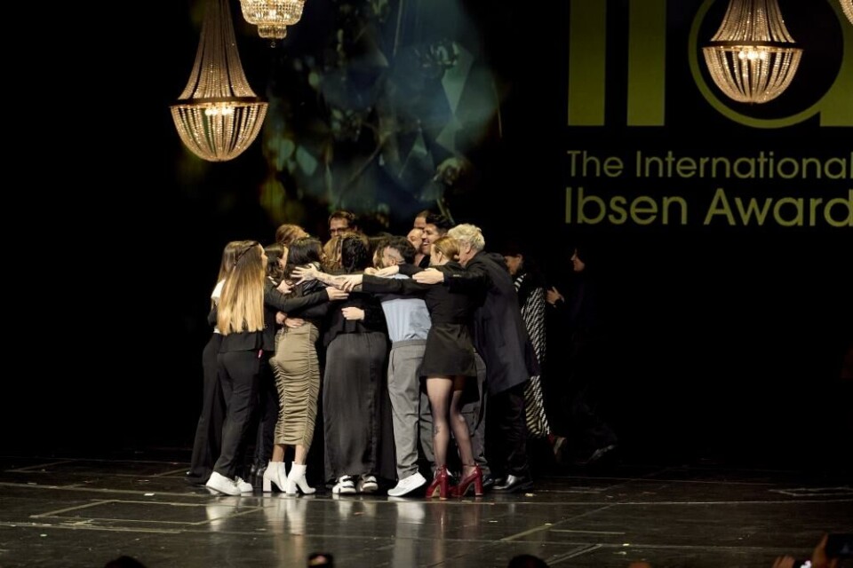 Lola Arias sorrounded by her actors and collaborators. Photo: Rikke Løe