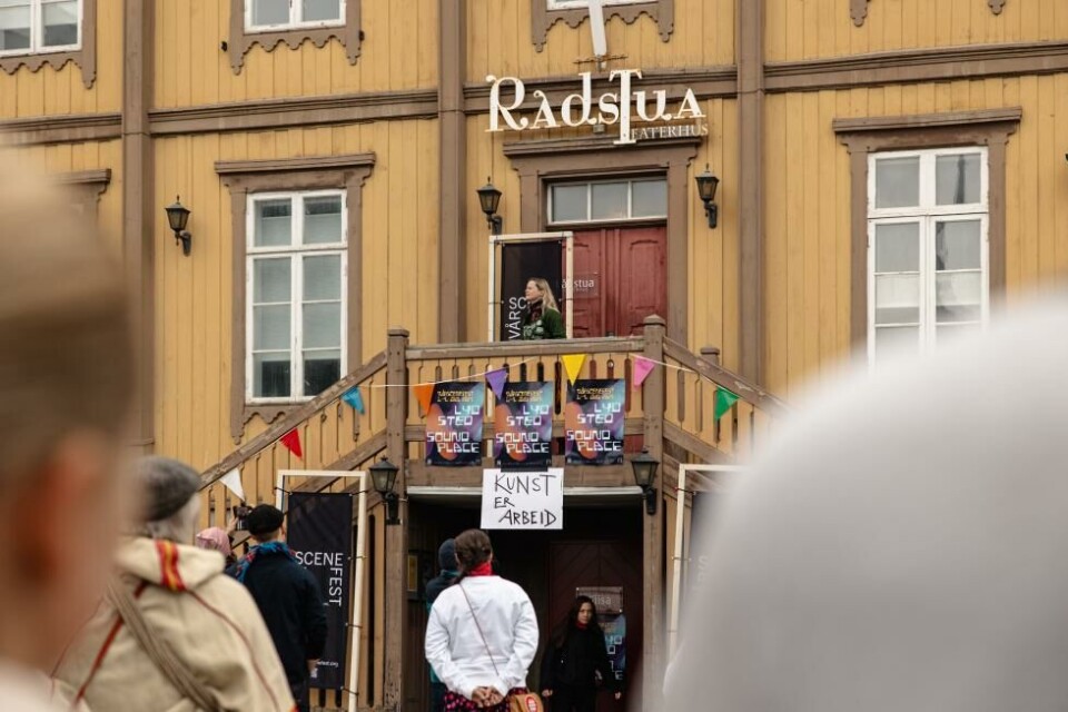 ČVS ( Čájet sámi vuoiŋŋa = vis samisk ånd), en workshopforestilling på Vårscenefest i 2024, i regi av Sámi Lávdi og koreografi av Camilla Therese Karlsen. Foto: Marius Fiskum