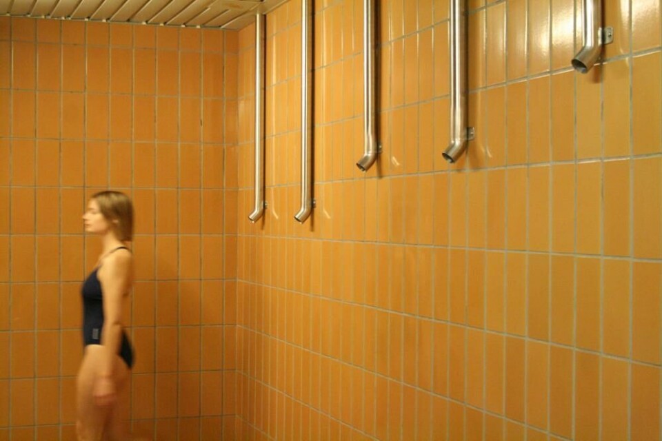 Carry On (2016) av Heine Avdal og Yukiko Shinozak, var lagt til Sentralbadet, Bergen. Illustrasjon fra boka.
