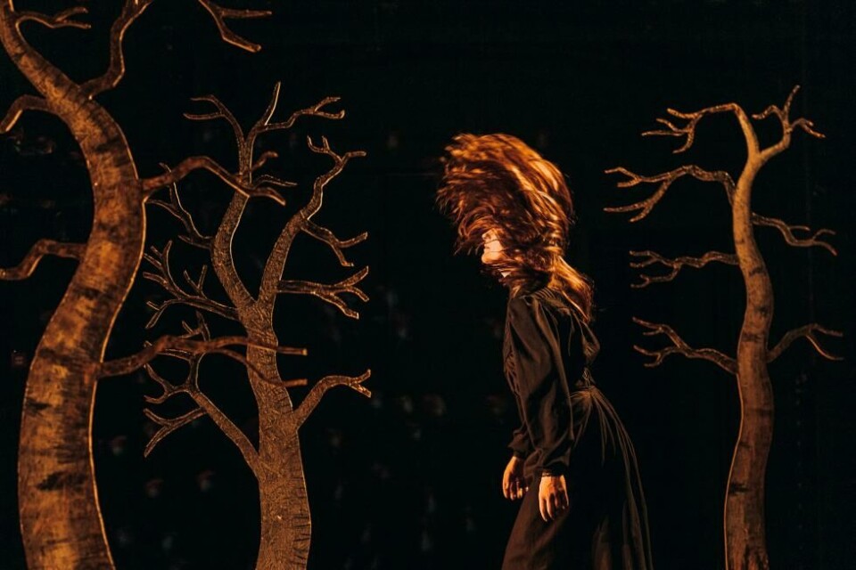 Hanne Dieserud som Ragnhild Jølsen i «Rød høst», regi: Lars Øyno. Grusomhetens teater 2024. Foto: Magnus Skrede