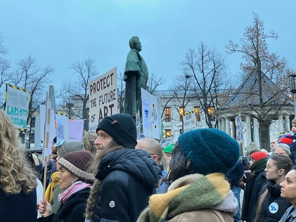 Demonstrasjonen torsdag. I bakgrunnen statuen av Bjørnstjerne Bjørnson, som var en av kunstnerne som sloss for at det ble bygget et nasjonalteater i Kristiania (1899). Foto: Therese Bjørneboe