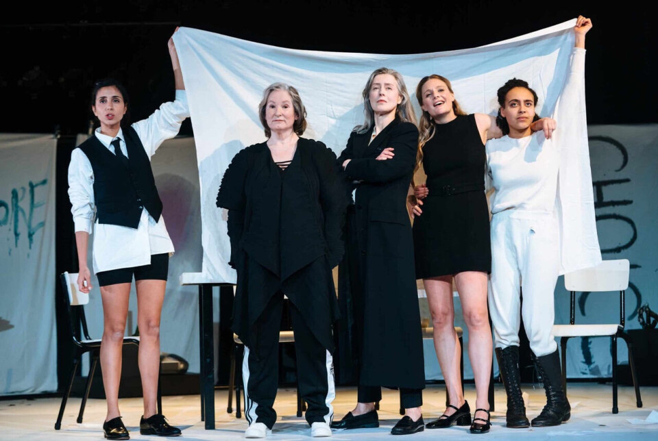 Anjli Mohindra, Deborah Findlay, Gina McKee, Romola Garai og Harmony Rose Bremnr i The Years, regi. Eline Arbo. The Harold Pinter Theatre 2025.