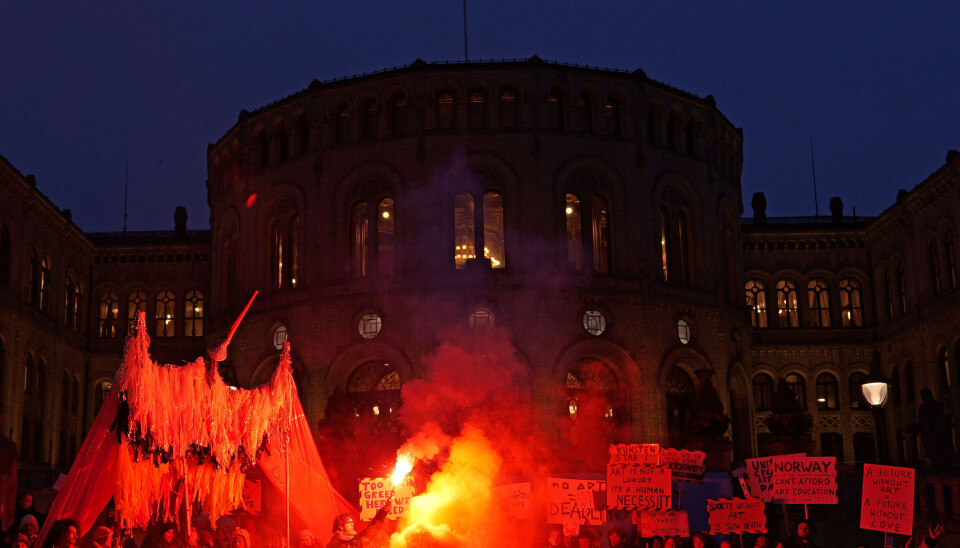 Studenter ved Akademi for scenekunst demonstrerte foran Stortinget, den 29. januar, for å uttrykke frustrasjon og uro over nedleggelsen av Akademiet for Scenekunst. Foto: Jan Hajdelak Husták.