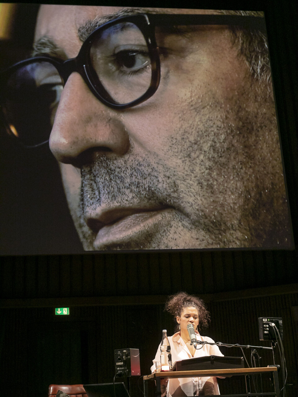Isabelle Redfern og Didier Eribon (på video), i Rückkehr nach Reims. Regi: Thomas Ostermeier. Schaubühne 2017/2021.