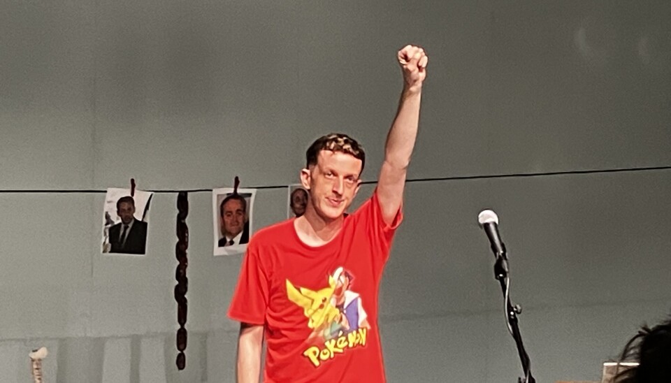 Her holder Edouard Louis appell om å stemme ned ytre høyre i det norske Stortingsvalget 2025, etter applausen på Hvem drepte faren min? på Det Norske Teatret, søndag 7. september. Foto: Therese Bjørneboe