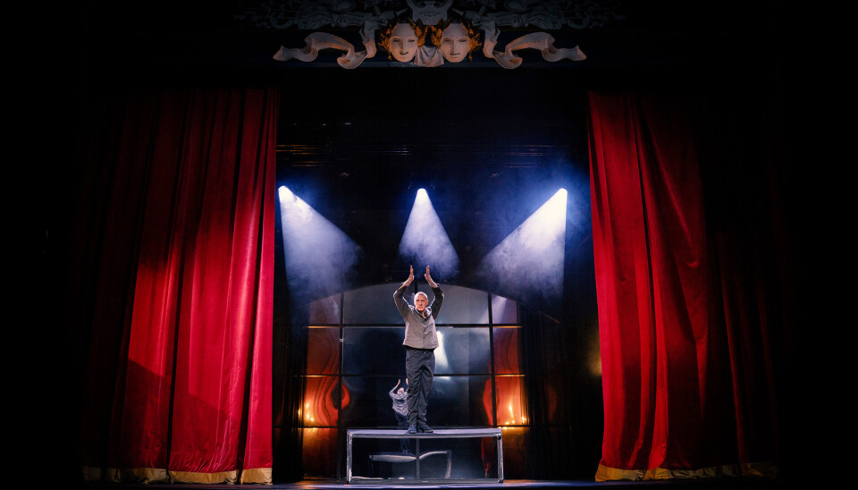 Mads Ousdal i teater-i-teater-scenen.