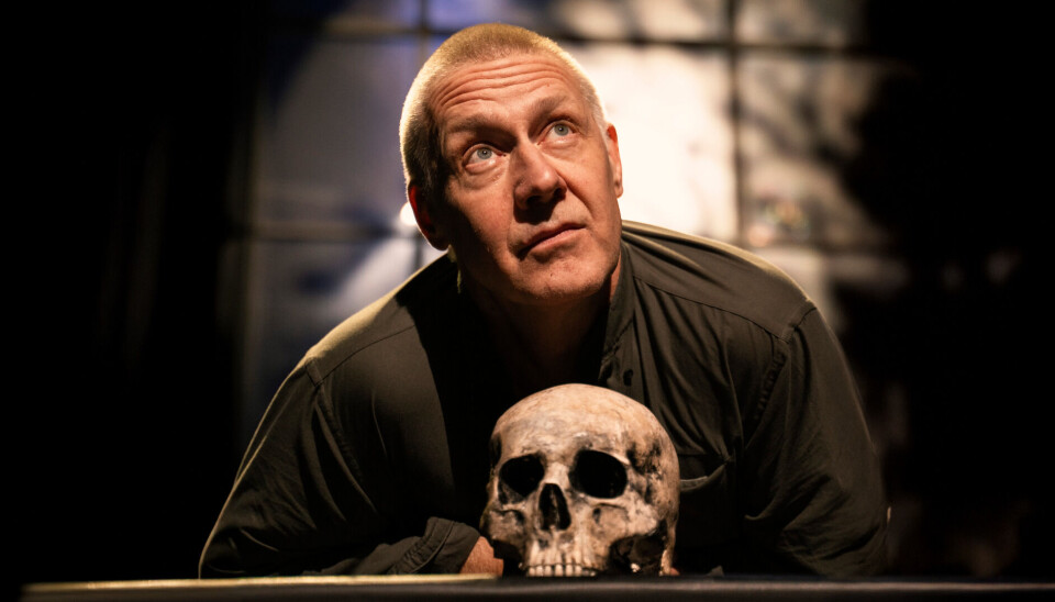 Mads Ousdal som Hamlet, i Hamlet, regi: Erik Ulfsby. Christiana Teater 2025.