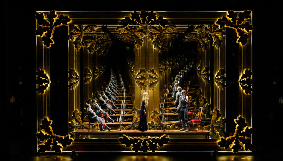 Madame Bovary, regi Oliver Frljić, scenografi: Igor Pauška. Dramaten 2025.