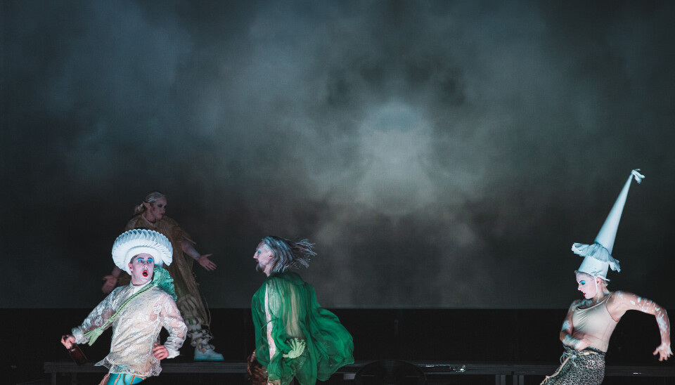 Isak Holmen Sørensen , Håkon Mathias Vassvik og Maria Pontén. Bak: Madeleine Brantzæg Nilsen. Stormen, regi: Fredrik Hannestad. Trøndelag teater 2025