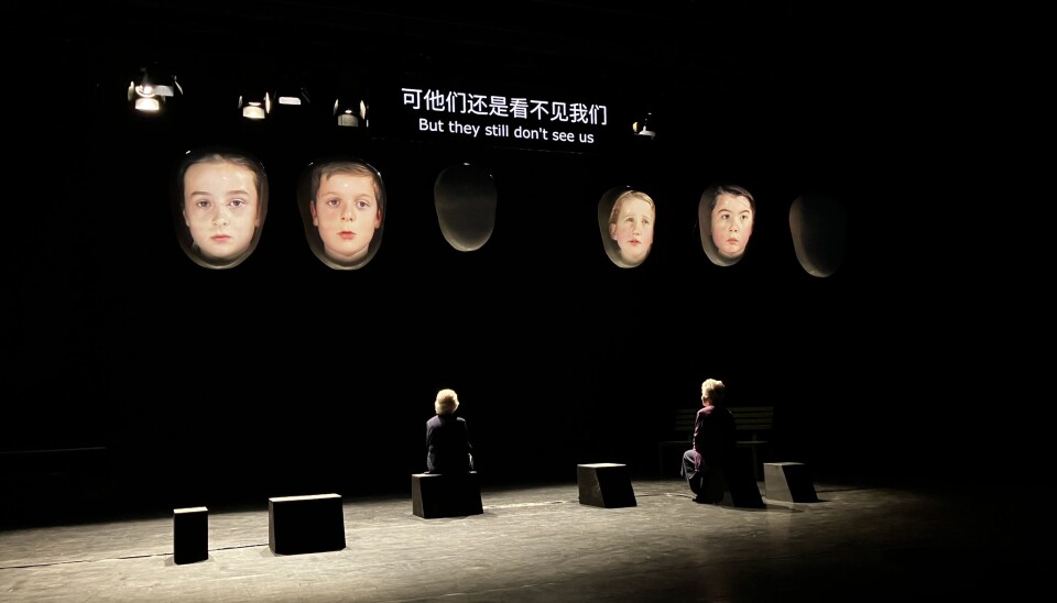 Kari Vik og Eva Bøe Moen i Skuggar, i Wuzhen, foran barna (på video).